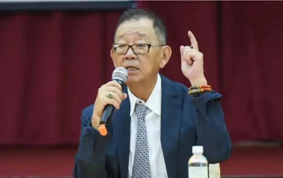 不是玩真的，谁敢当着党主席的面提这事？可偏偏就有国民党中评委在全场静默时，扔下了