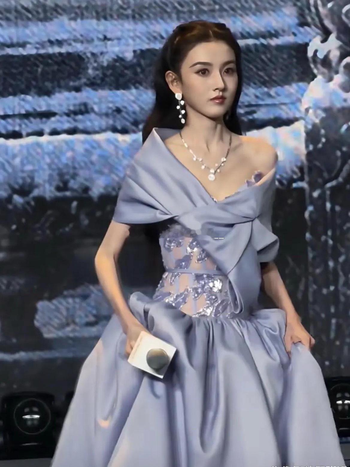 宋祖儿这个手臂好吓人啊，感觉已经瘦的不健康了 