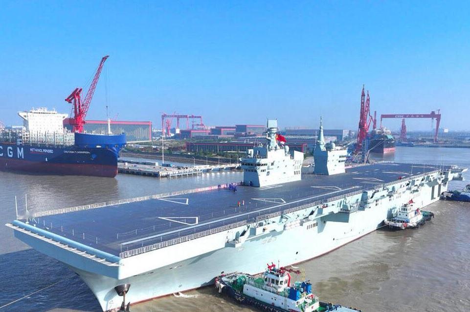 076型首舰的满载排水量超过4万余吨，舰体甲板长度260米、宽度42～45米（当