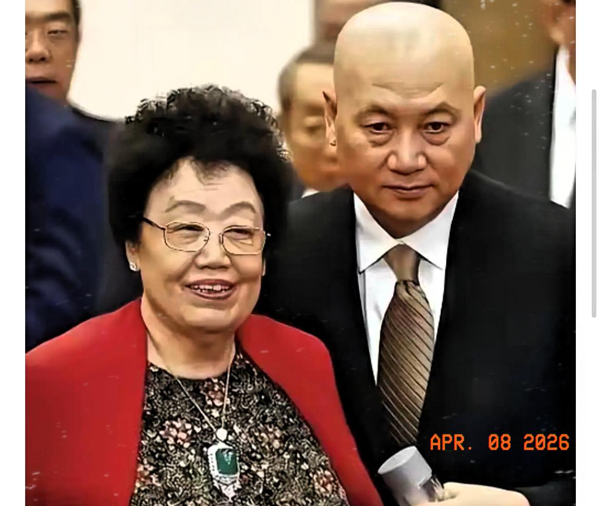 85岁女首富去世前，
在病床上签了最后一份文件。
不是遗嘱，而是把一座紫檀城门模