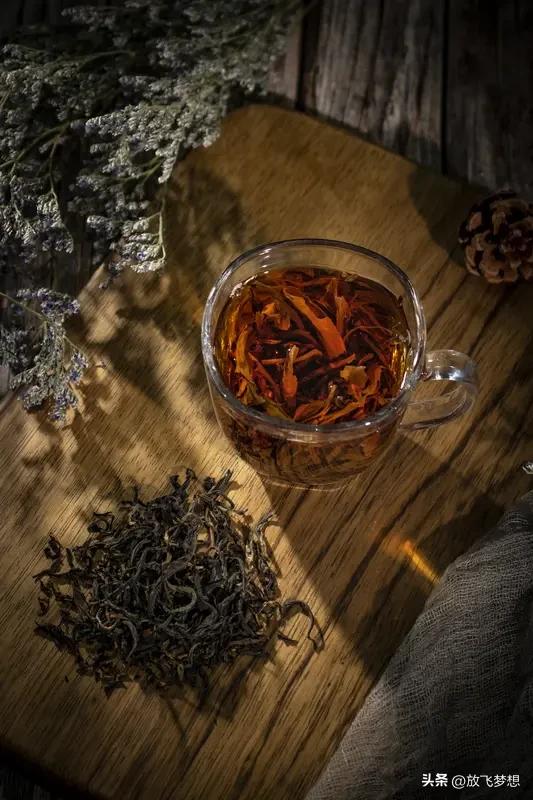 夏季解渴饮品可不少。很多人第一反应是冰可乐，其实它并非最解渴的。
最解渴且“储水