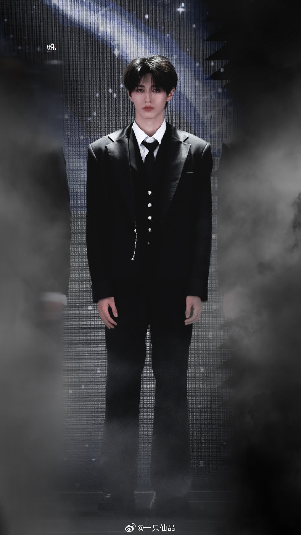 朱志鑫今天鲨疯了，西装完全统治区。微博之夜红毯朱志鑫红底鞋