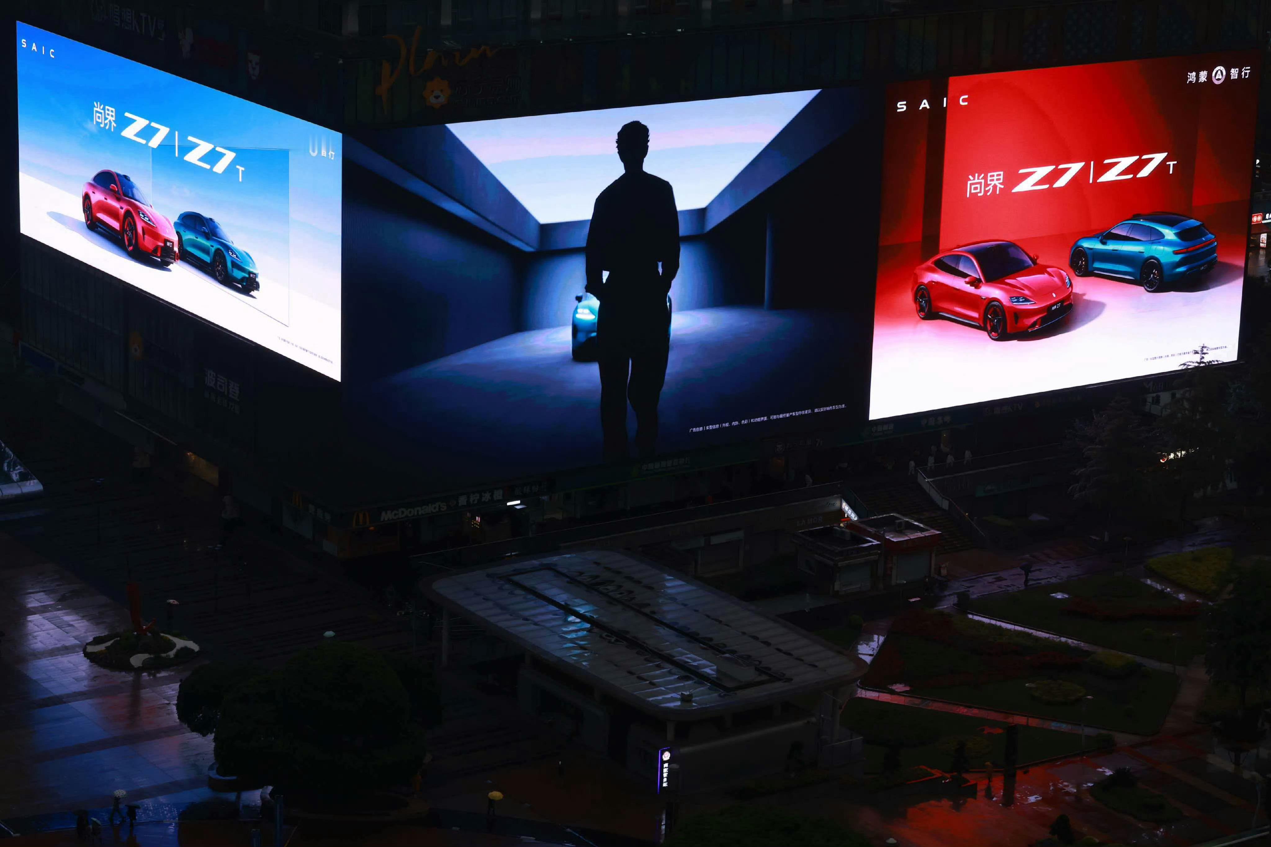 哇哦，重庆亚洲第一大屏！！！属于巨星的预热气场拉满！ 稍后~9点半不见不散 