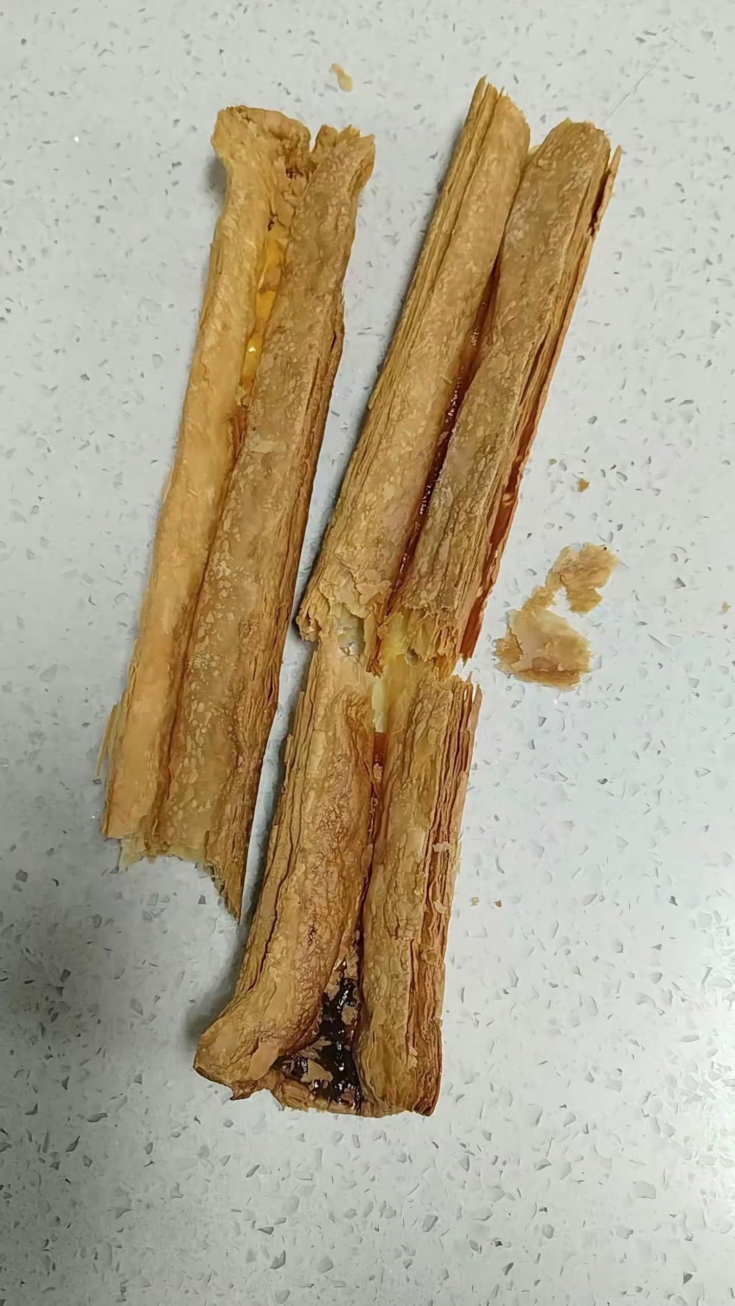 鲍师傅超长蛋挞被吐槽全是皮没蛋液每一年都火一个新品，之前是草莓塔。现在又是超长蛋