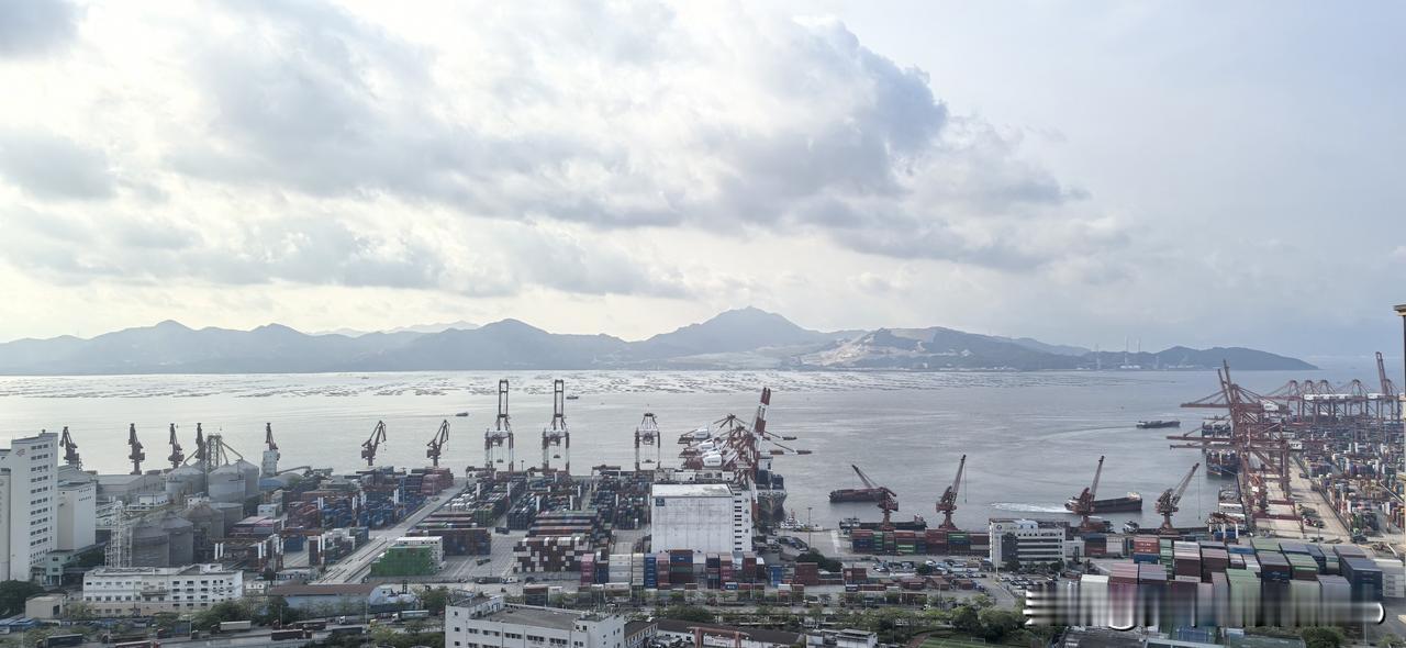 【壮阔山海凌云壮志赋】

万里沧海浮日月，千峰戟列破鸿蒙。
云鹏振翼垂天阔，铁马