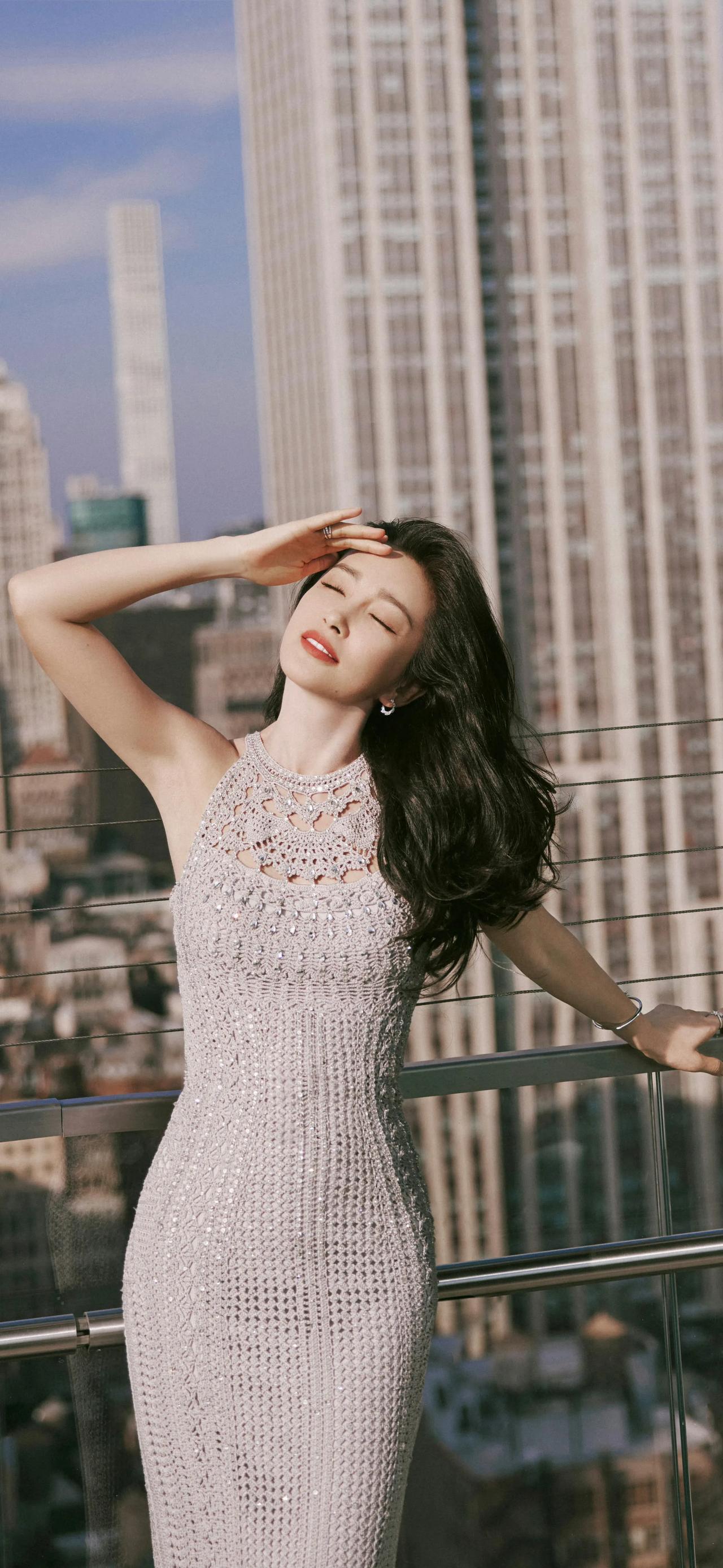 李冰冰浪漫街拍写真壁纸图集。#美照李冰冰# #娱评大赏# #秋日生活打卡季#