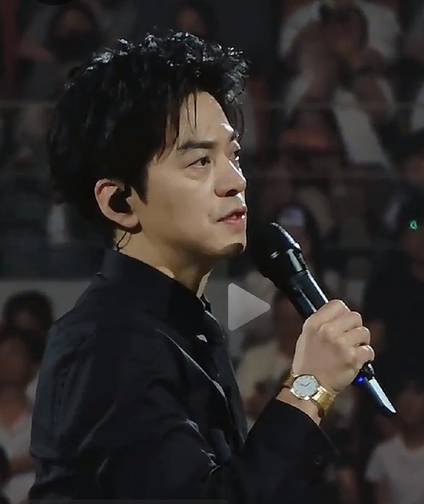 李健演唱《情怨》怀念刘欢

        即日，李健“万物安生时”巡回演唱会成
