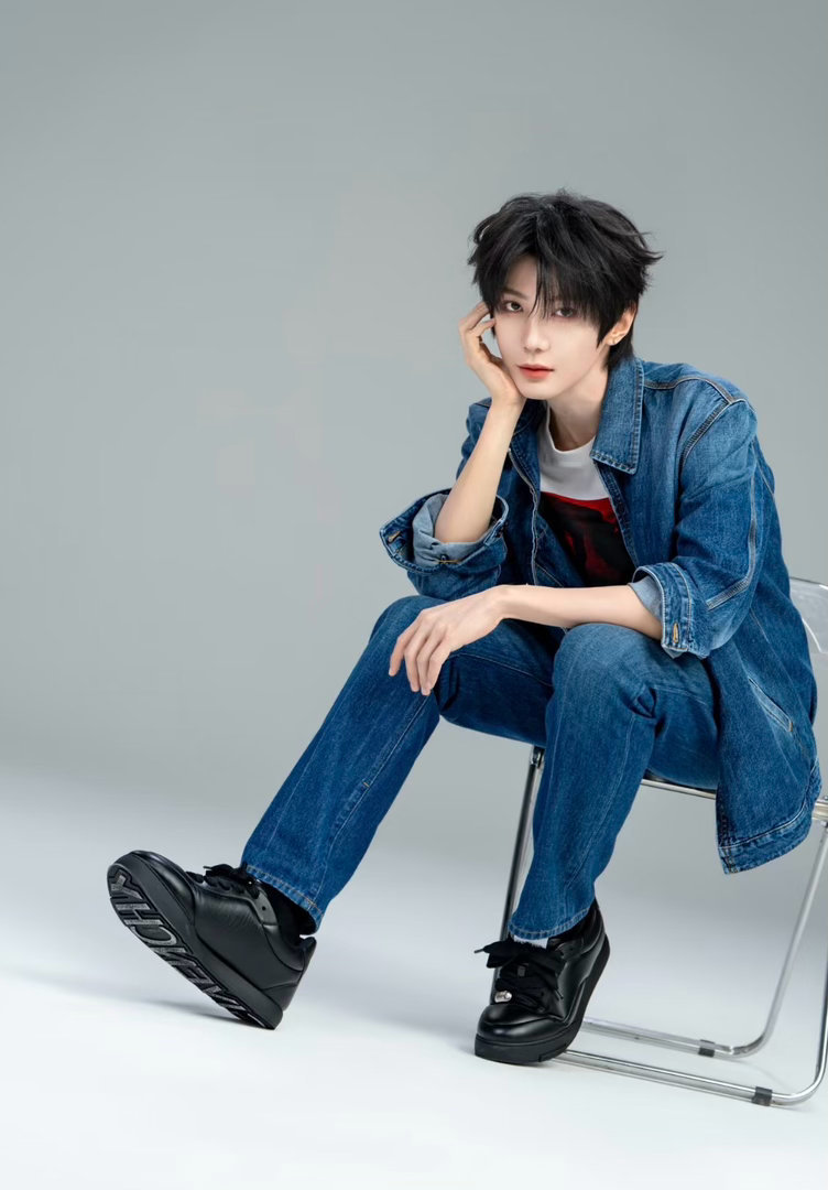 云旗郝熠然vogue山谷假日 当潮流遇见山水，会擦出怎样的火花？云旗和郝熠然携手