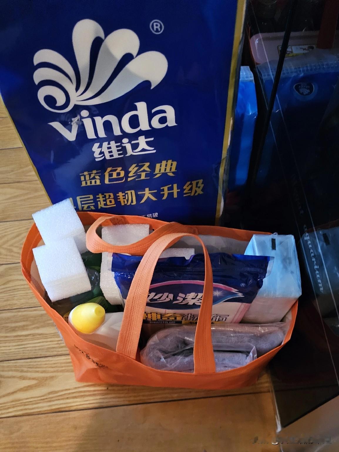 女儿来看老爸，没有买那些贵重的补品，看看都买了啥？真用心啊！

我是做家政的荣姐