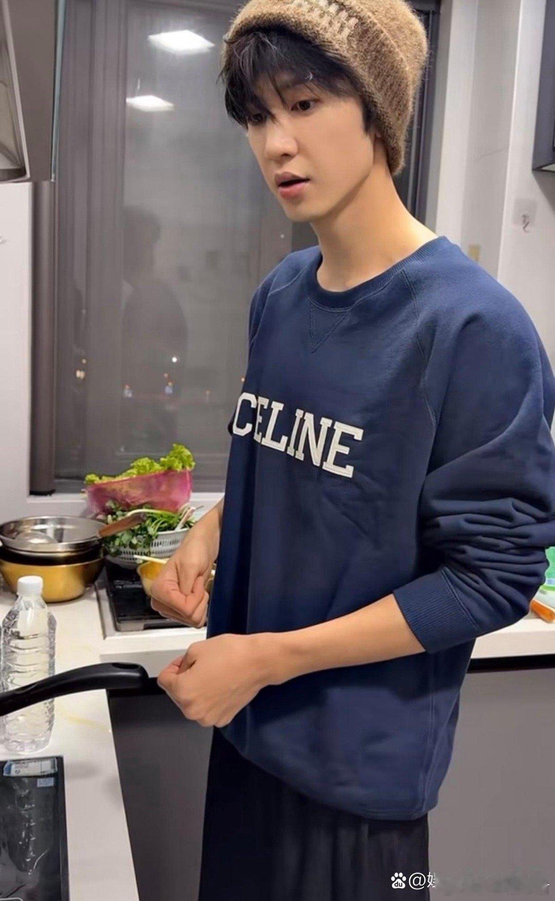 陈哲远 冒饭你啦陈哲远生日直播，问大家西红柿炒鸡蛋是先放西红柿还是先放鸡蛋？ ​