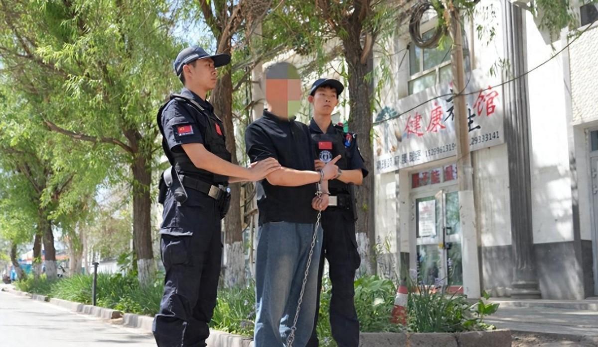 人间既有惨剧，也有温暖！新疆乌鲁木齐，一名14岁少年为400余元抢劫杀人，潜逃2