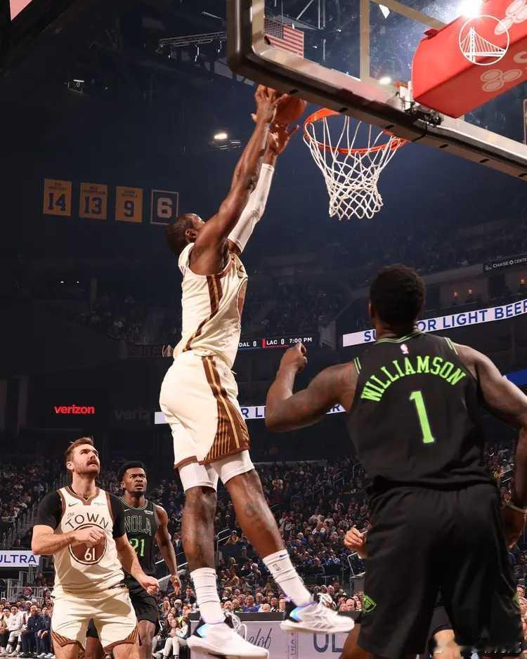 北京时间11月30日，NBA常规赛继续进行，金州勇士队（11胜10负）重拾胜利。