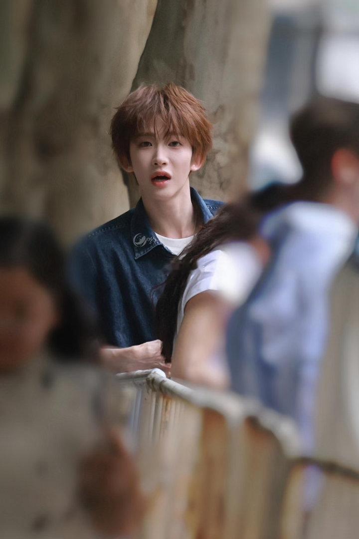 再叫一个刘家人凑桌麻将夏日晚风搭配动感歌声，夏日歌会氛围感拉满，三位刘家人同台尽