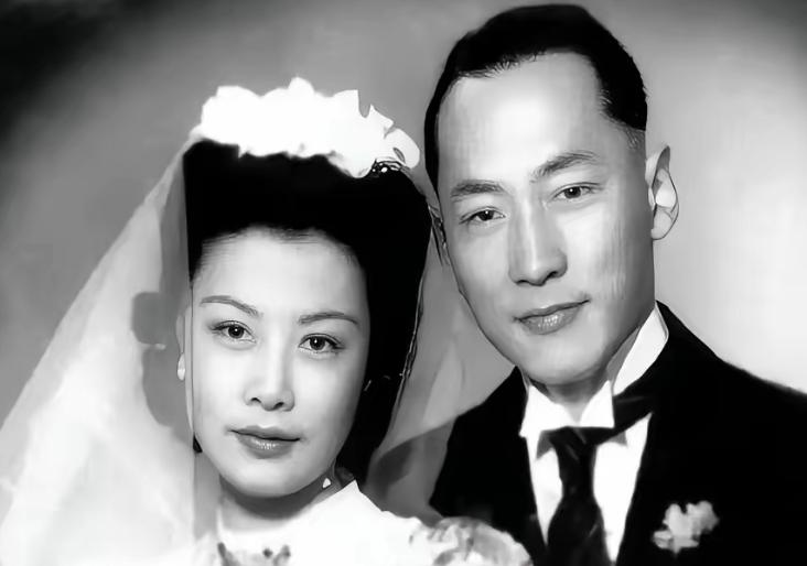 1947年，57 岁海关务署长张福运坐在沙发上对妻子李国秦说：“我们女儿怀孕了，