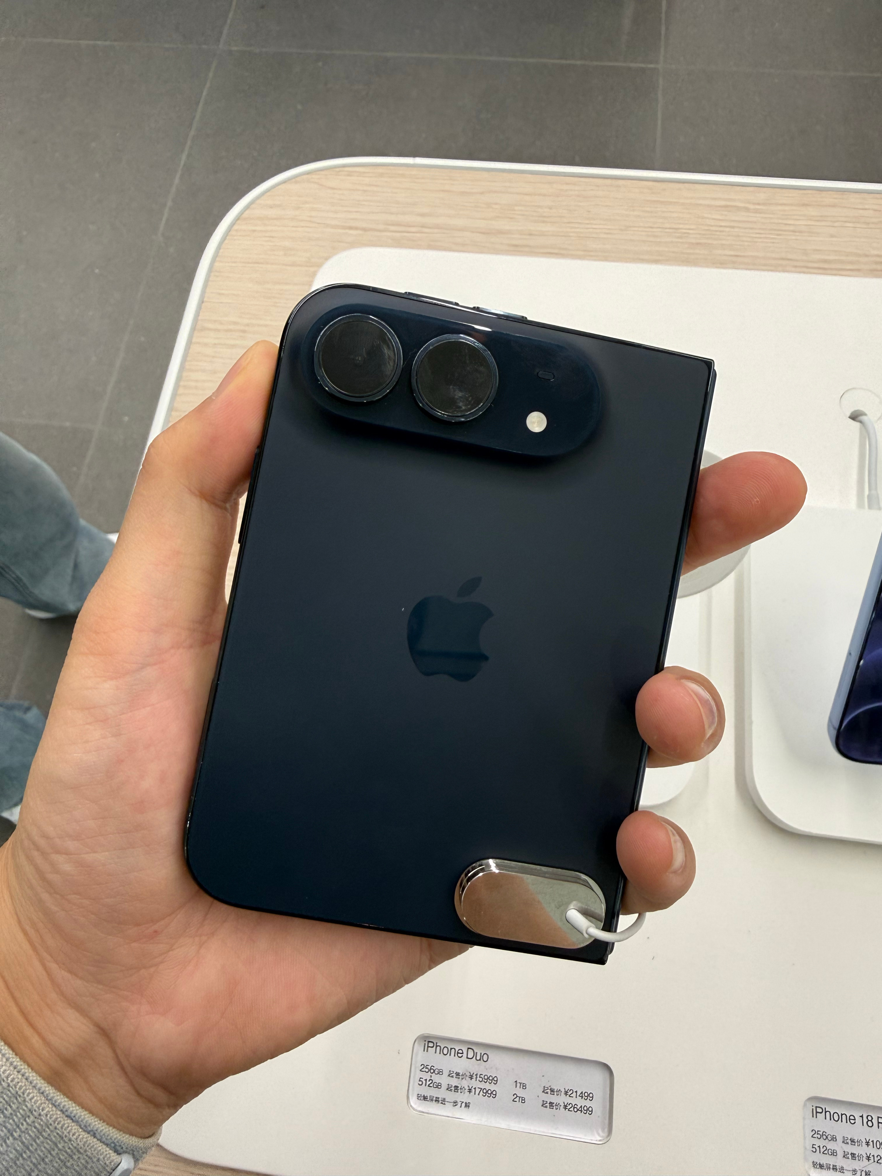 iPhone Duo上手，可能是新机，折痕基本感受不到，手感也好，小手不建议购买