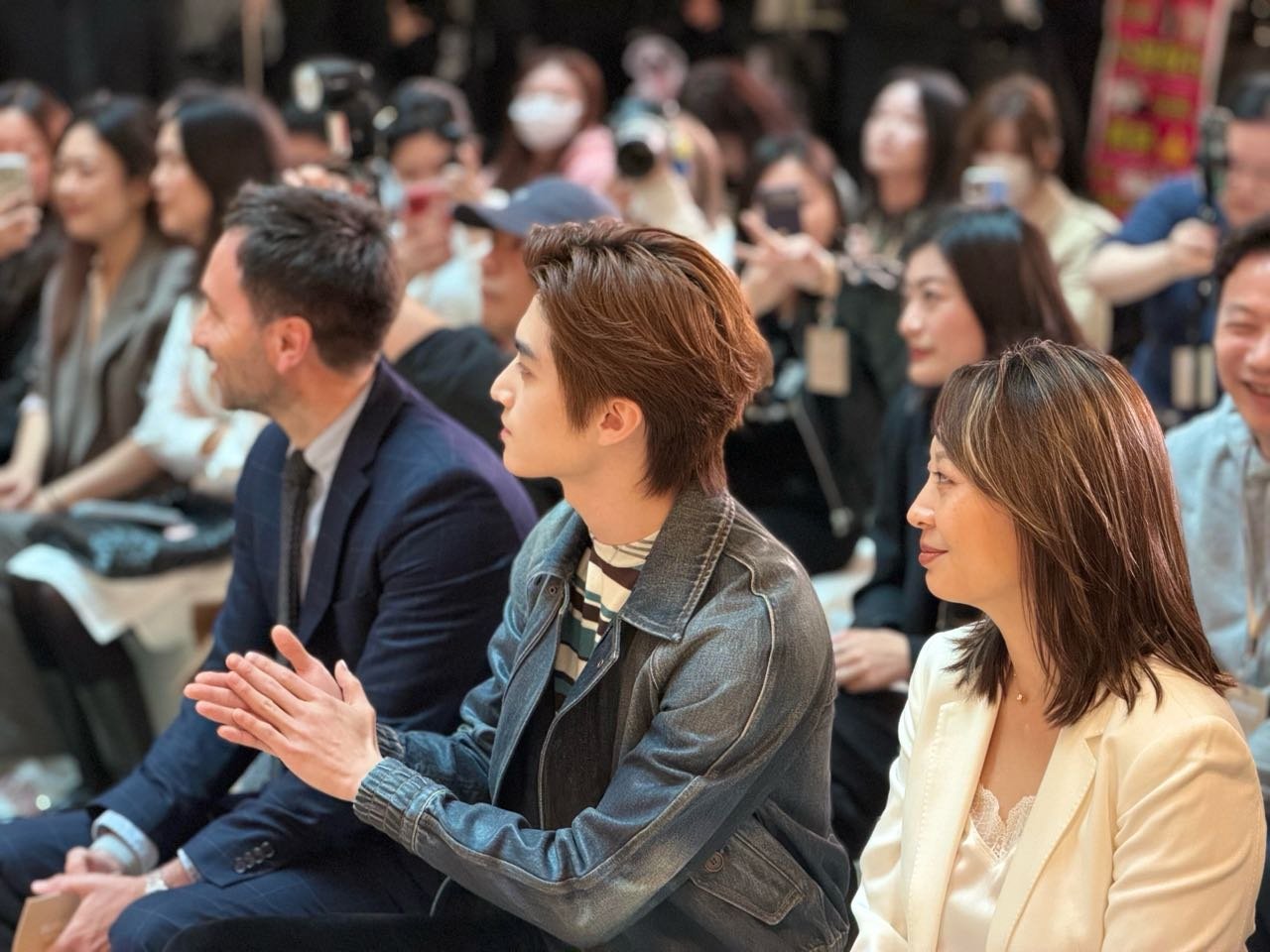 德基广场活动现场再现正能量风采！张康乐线下英伦贵公子 棕色背头造型兼具时尚感与绅