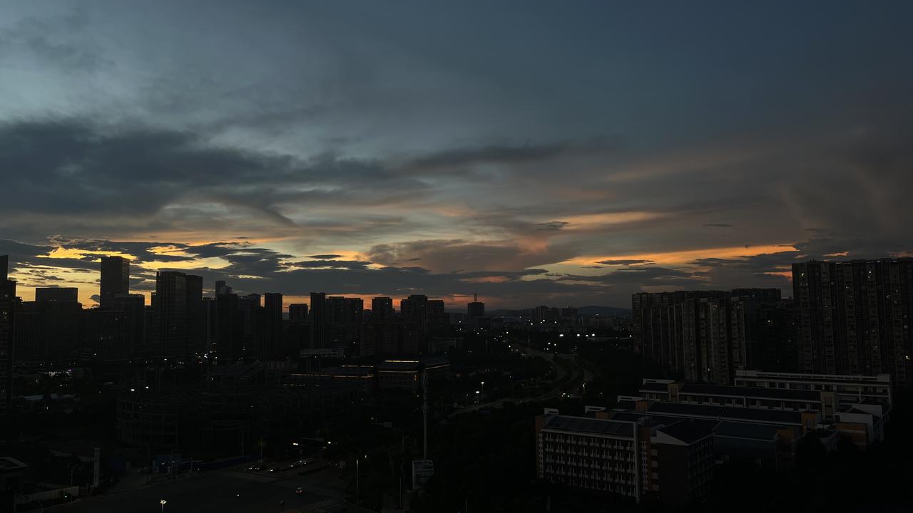 分享一张你最近随拍的照片这是我在昆明同一天傍晚惊遇的平生未见之七彩祥云。霞光满天