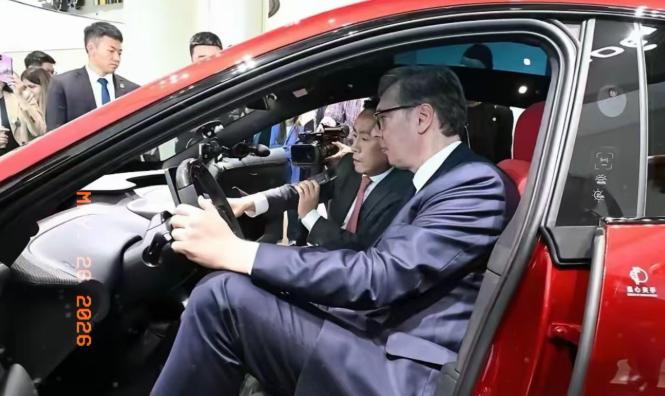 月薪仅 1 万 6！塞尔维亚总统试驾小米汽车，坦言真的买不起
 
塞尔维亚总统武