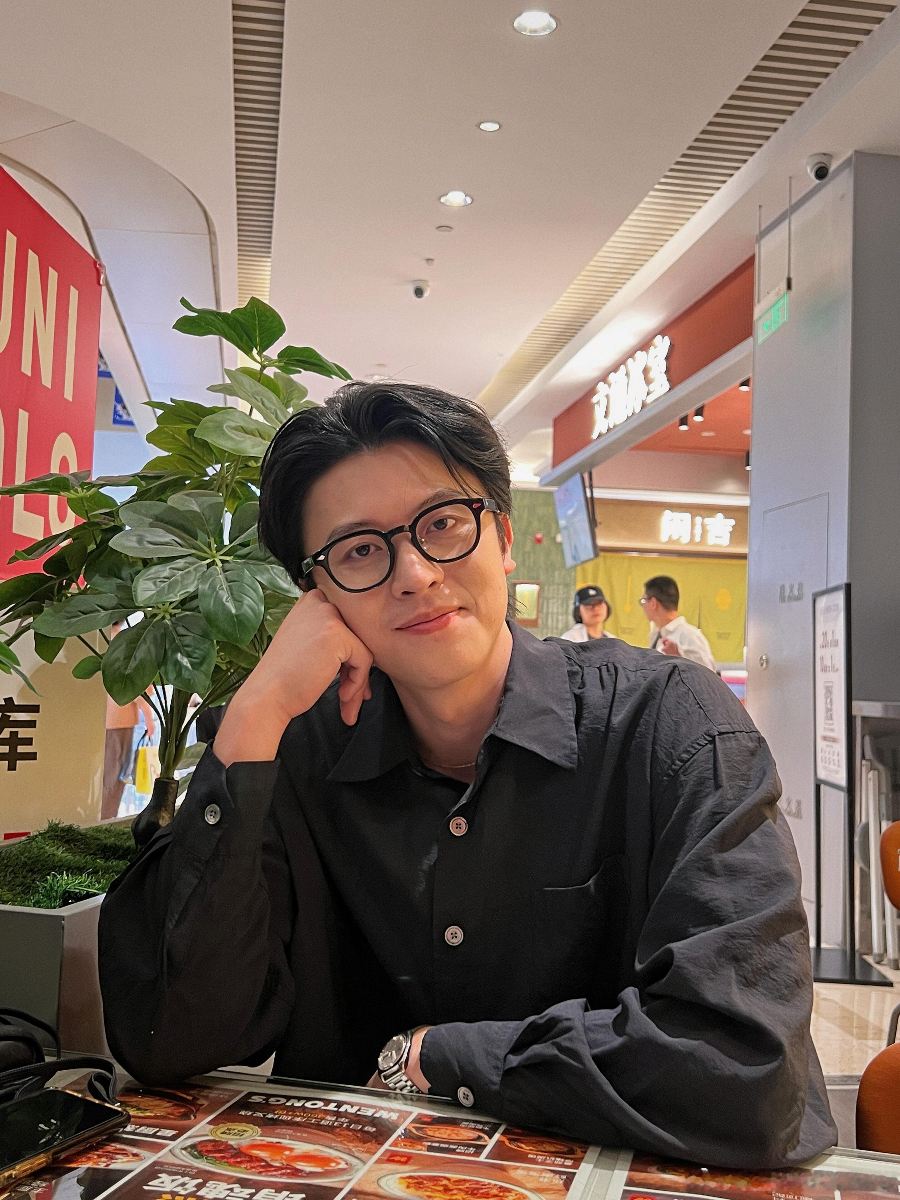 打车拍进商场拍等餐拍吃懵了拍吃完还拍，真正脑袋上长摄像头的恋爱人士出现了 