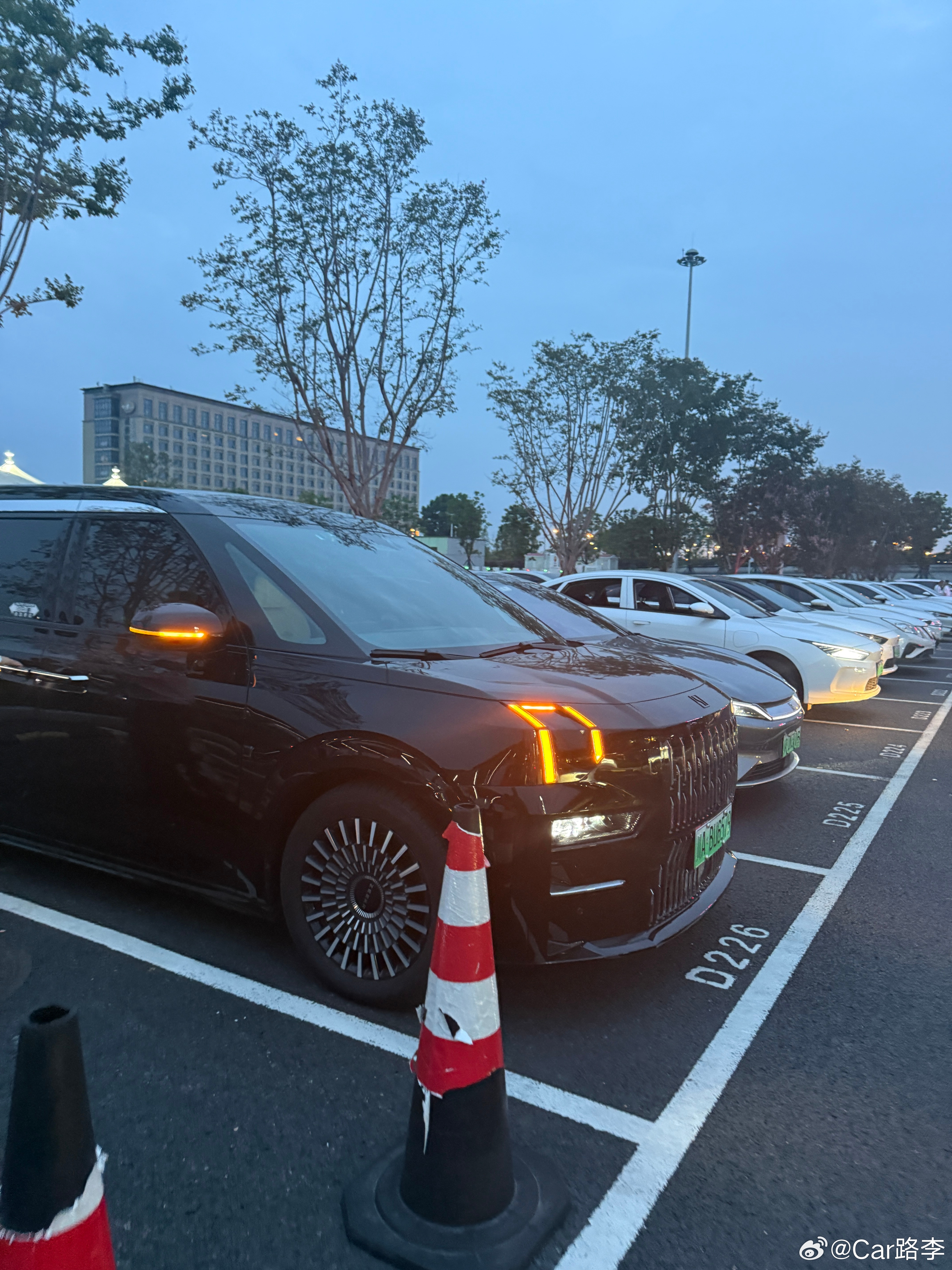 今天吉利接机安排了极氪009这是我目前市场上我最中意的MPV虽然很久没坐过极氪0