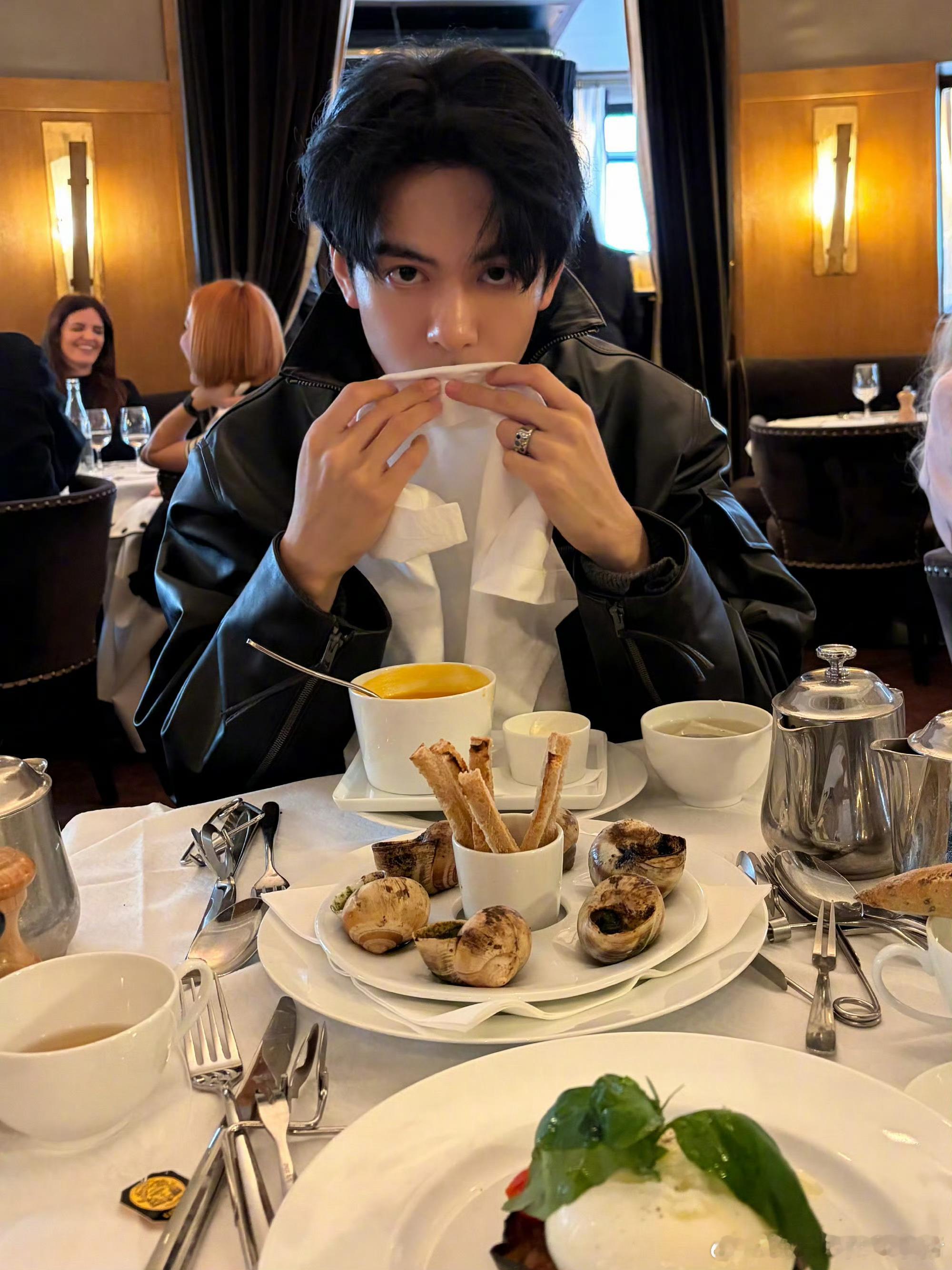 曾舜晞巴黎plog，玩的愉快