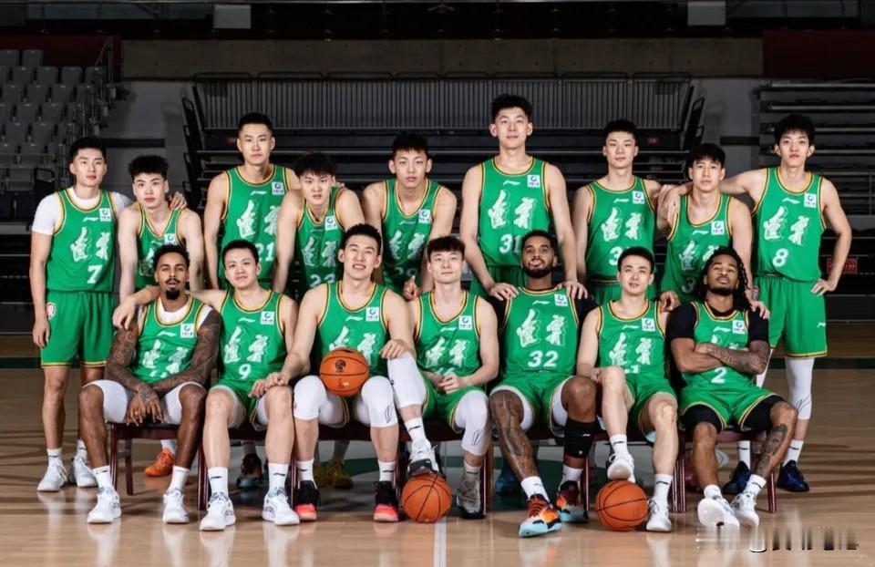 辽宁男篮在2024至2025年的短短两年间，阵容经历了堪称“巨变”的调整，从一支