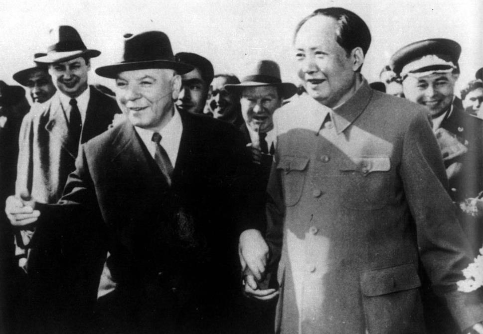 1957年4月毛主席在北京机场迎接伏罗希洛夫