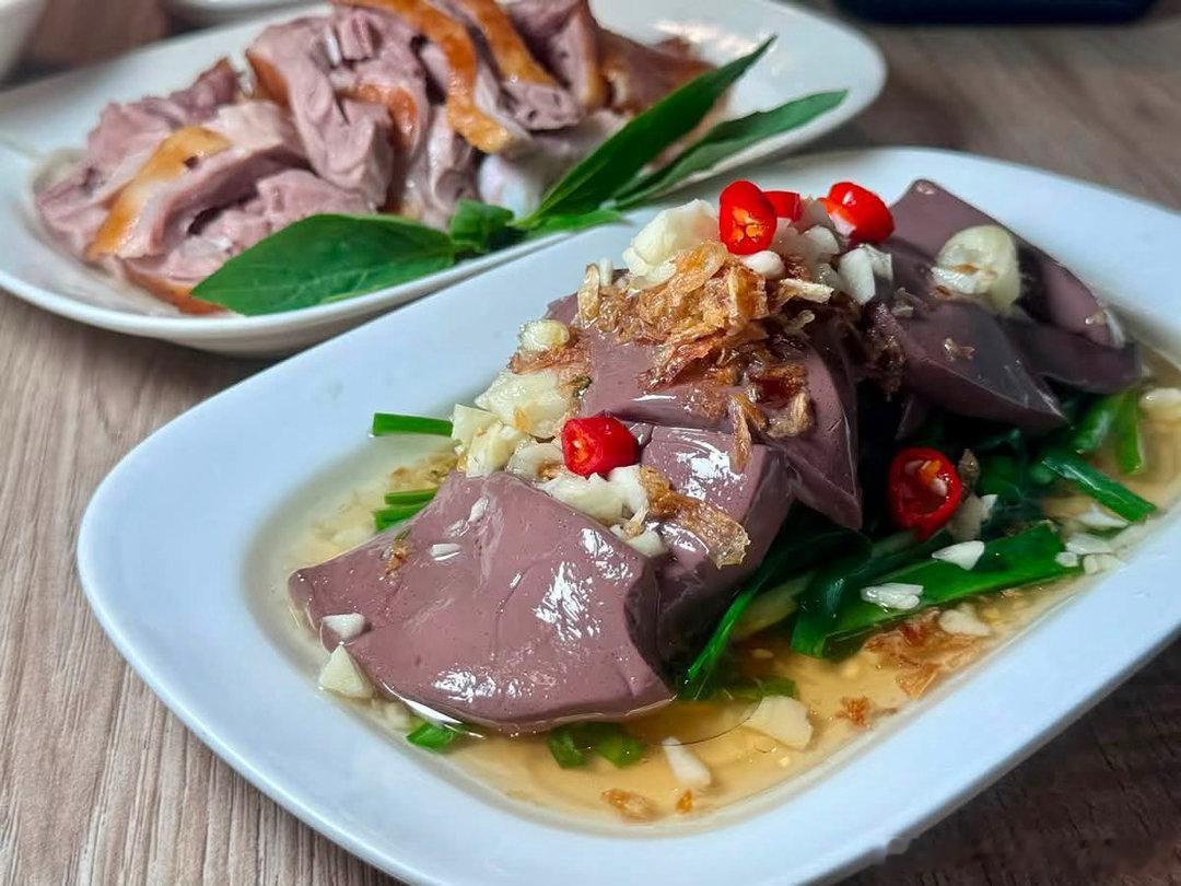 今天是鹅鹅大餐，鹅腿味道干净清爽，沾酱很对味，干面满满鹅油酥香得不得了，鹅血糕薄
