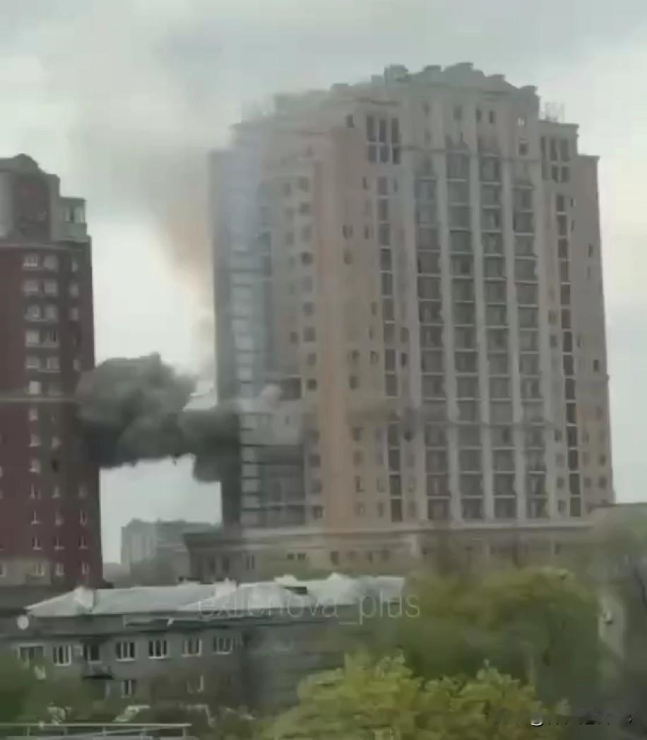 4月22日，乌克兰无人系统部队使用FP-2无人机摧毁了俄罗斯联邦安全局（FSB）