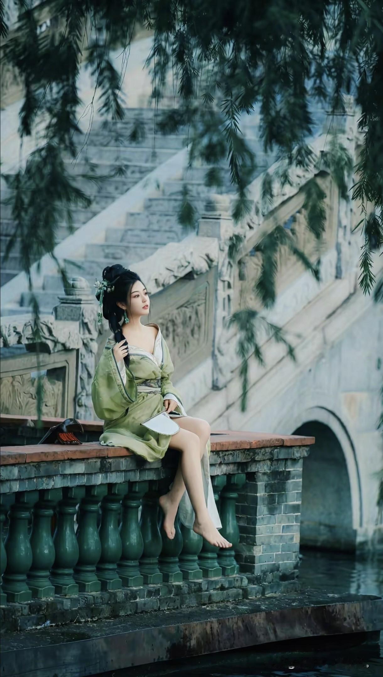 所谓伊人，在水一方；身着汉服，绝世独立。
古风写真 汉服日常 国风大赏 仙气飘飘