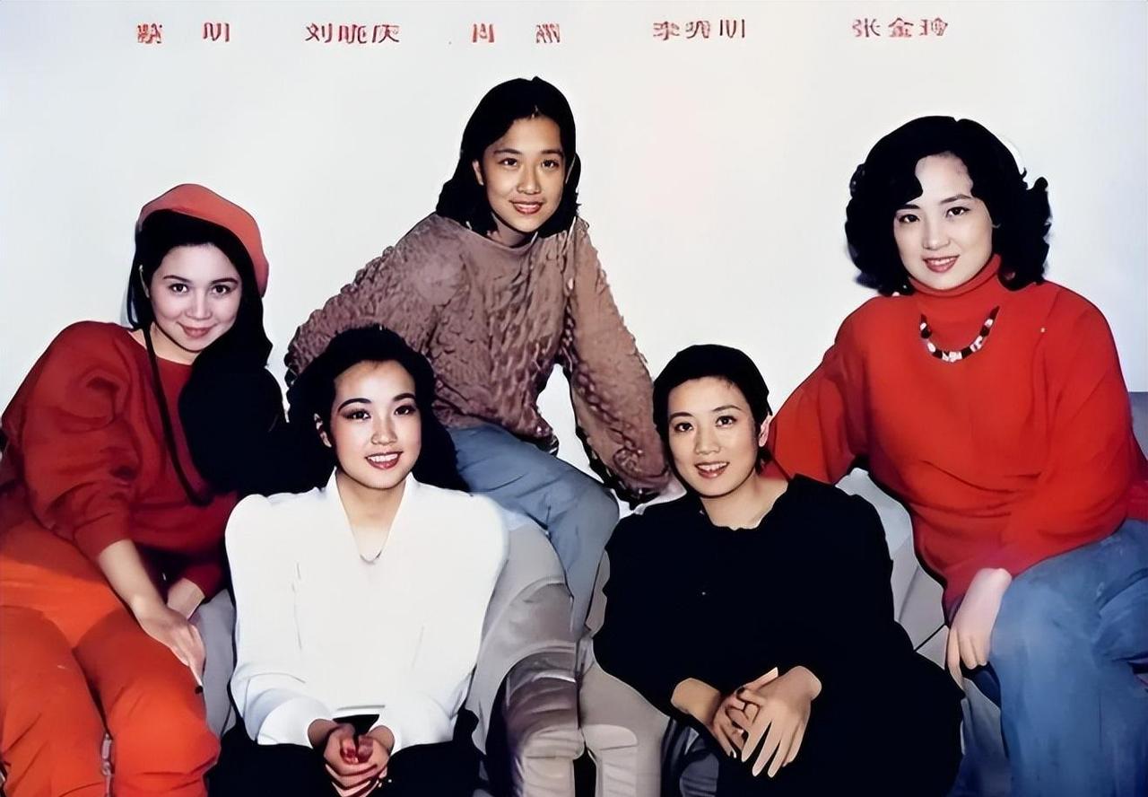 网友挖出一张41年前绝版旧照，直接炸出内地八十年代纯天然美人：蔡明、刘晓庆、肖燕
