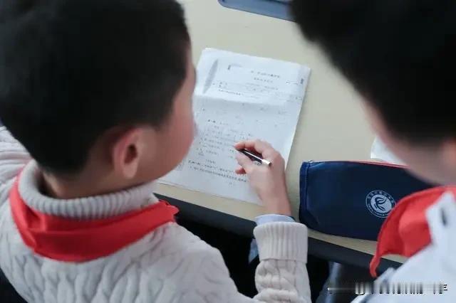 有没有发现，并不存在男孩子贪玩，比女孩子更擅长理科思维，整体后劲更大的情况，初中