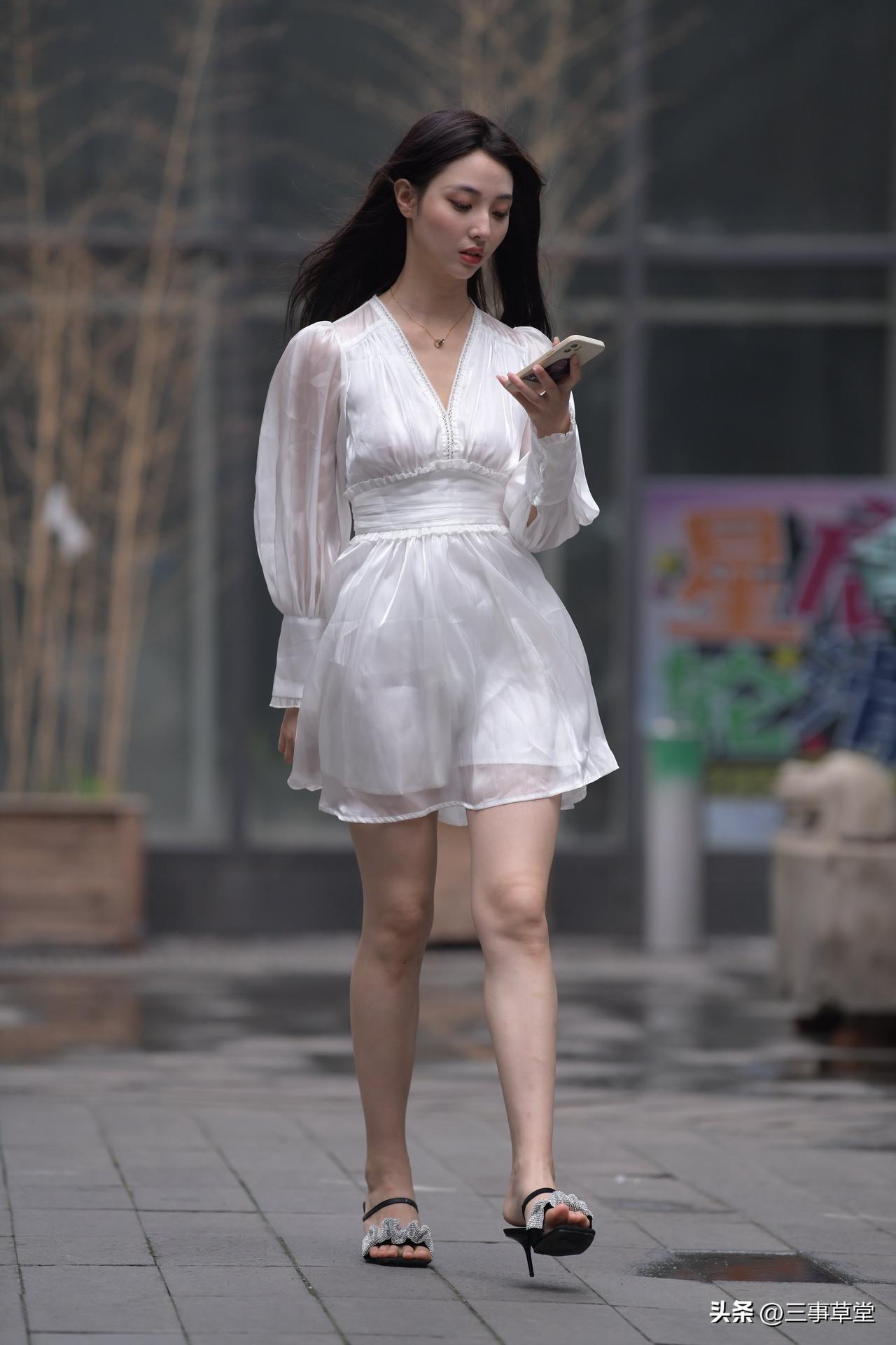 漫步街头，白裙摇曳，捕捉生活小确幸