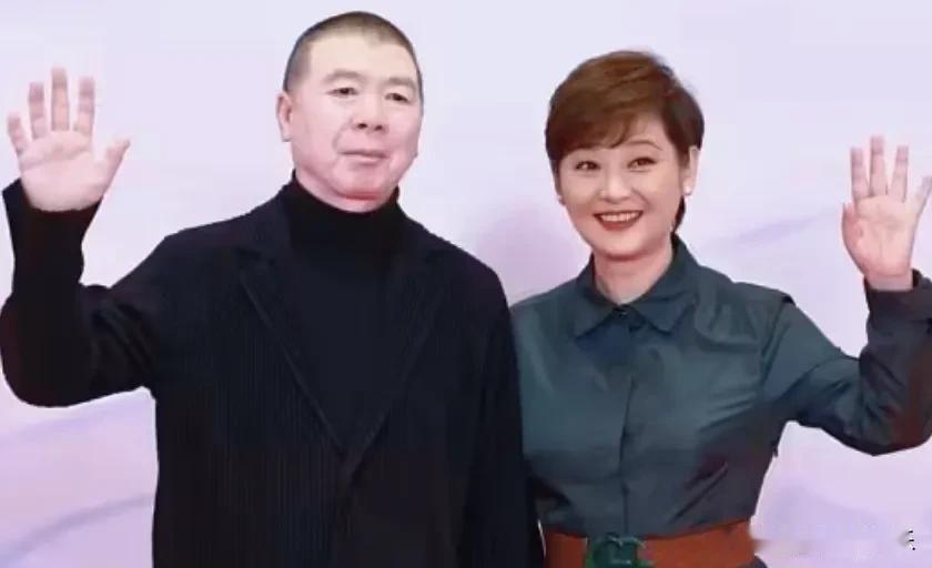 徐帆携养女辟谣与冯小刚离婚传闻，家庭关系坚如磐石。
近日，冯小刚与徐帆的婚姻状态
