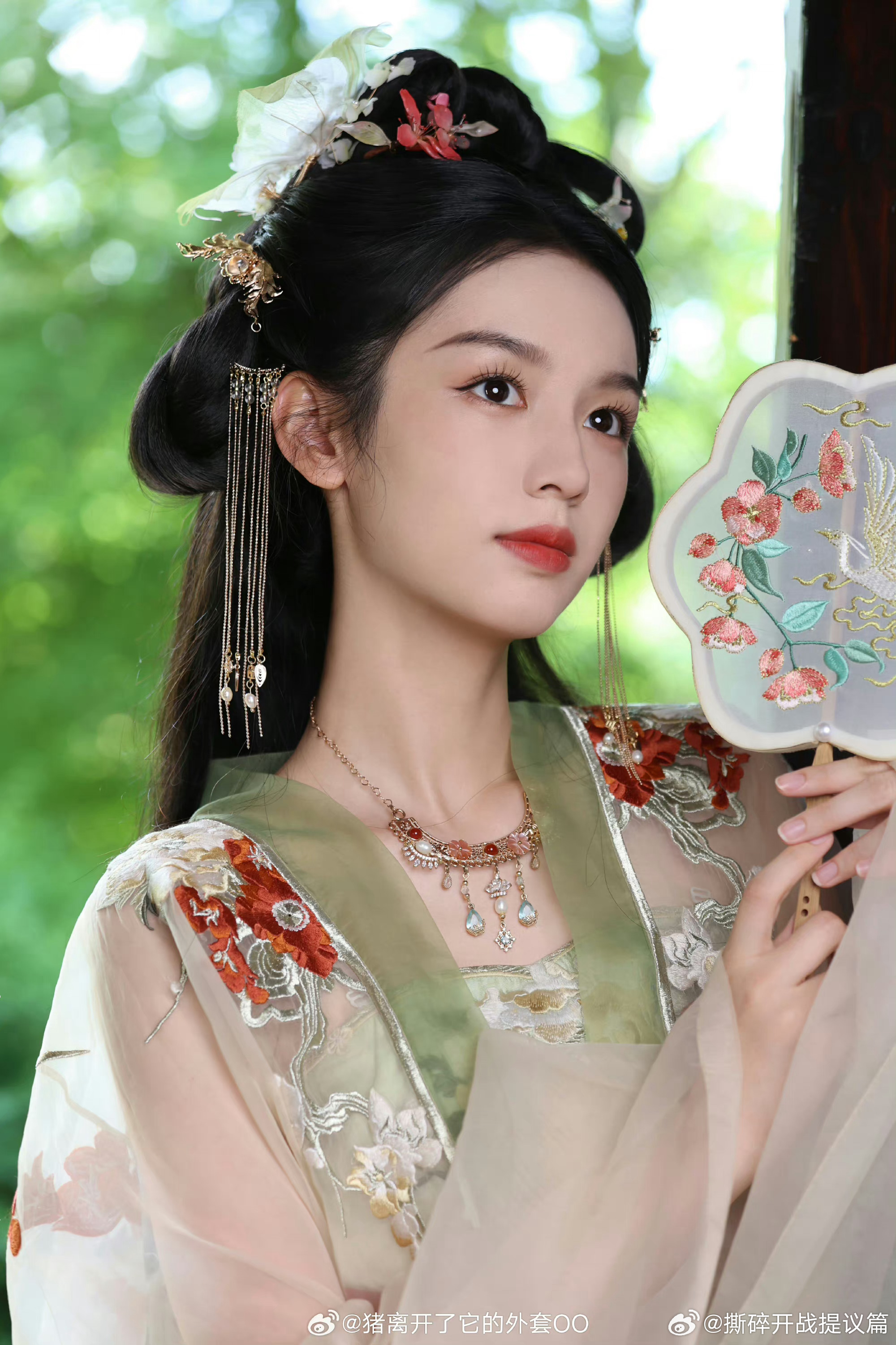 今天这套虽然也好看，但没有展现她的优势。也子快试试战国袍，肯定更合适，她长相清冷