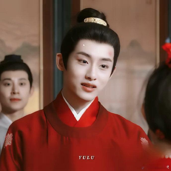 董思成小表情  有被这个董思成迷到[可怜][可怜]顶着这张脸做这个傲娇小眼神，到