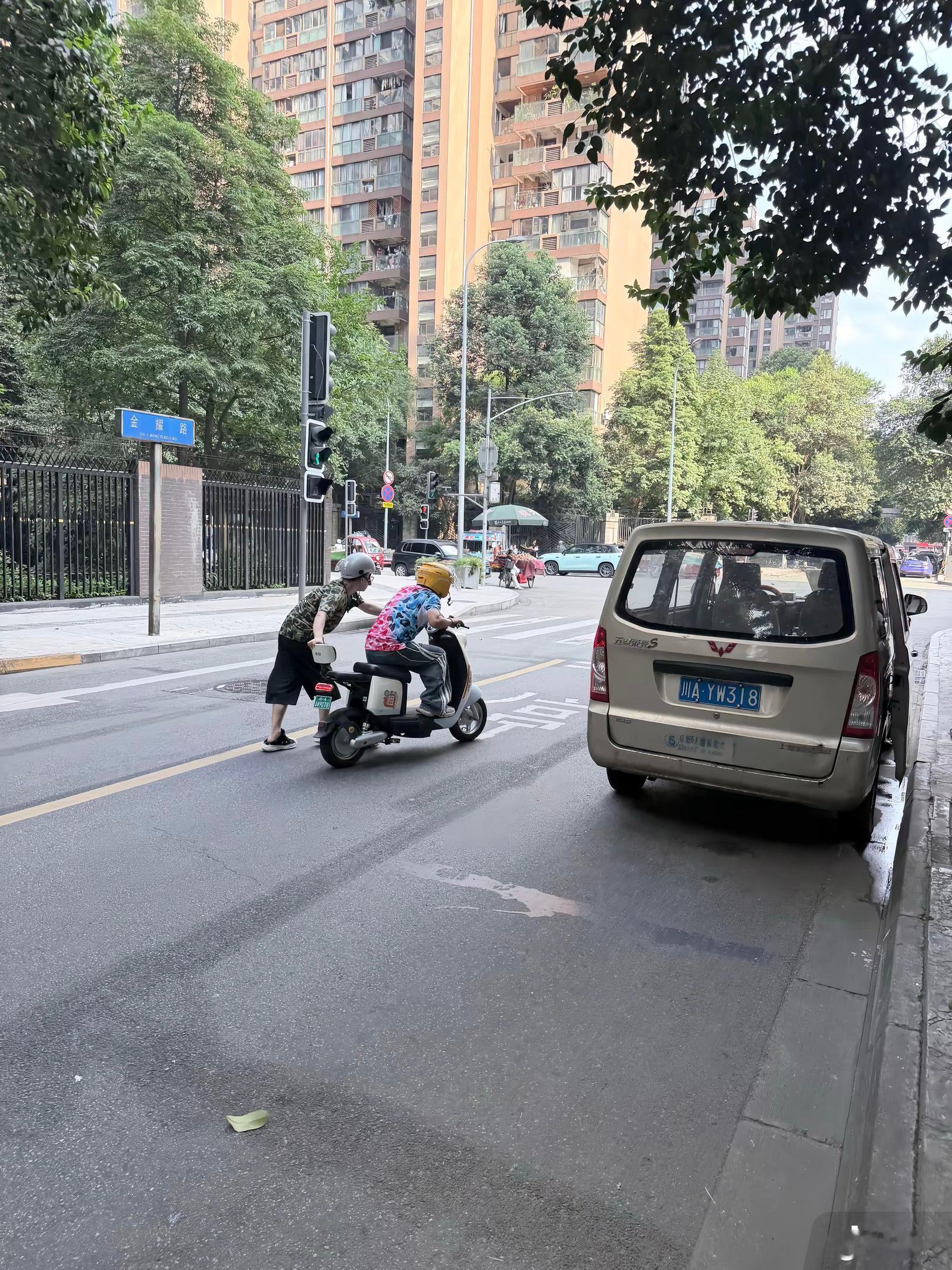 赵哥骑电瓶车是用蹦的