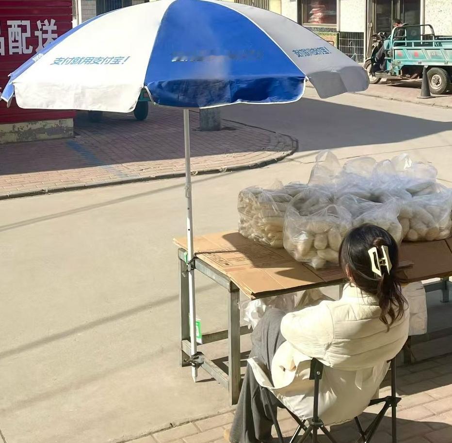 朋友家的二女儿考研失败，开始听从父母建议老老实实接管家里的馒头房了。
朋友三个孩