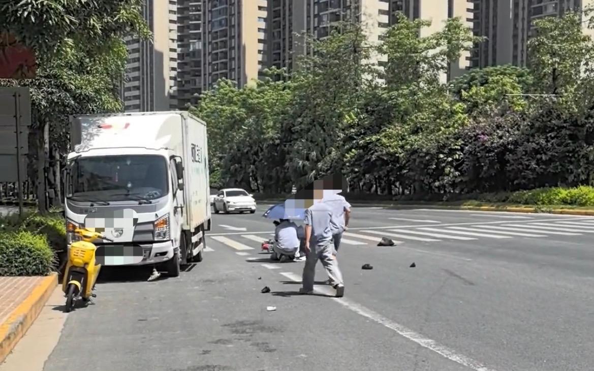 【玉林二环北路女子骑车被绿牌货车撞伤】

8月11日，玉林市二环北路一斑马线女子