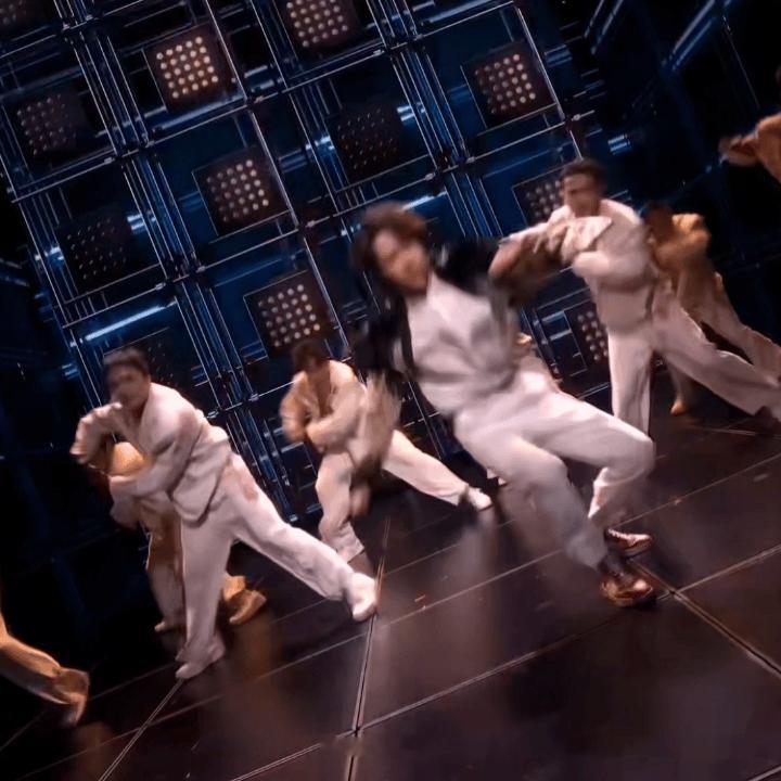 《闪耀动起来》王一博跳舞地面划出痕迹！总之，力度好大，好大 王一博这一脚用了多大