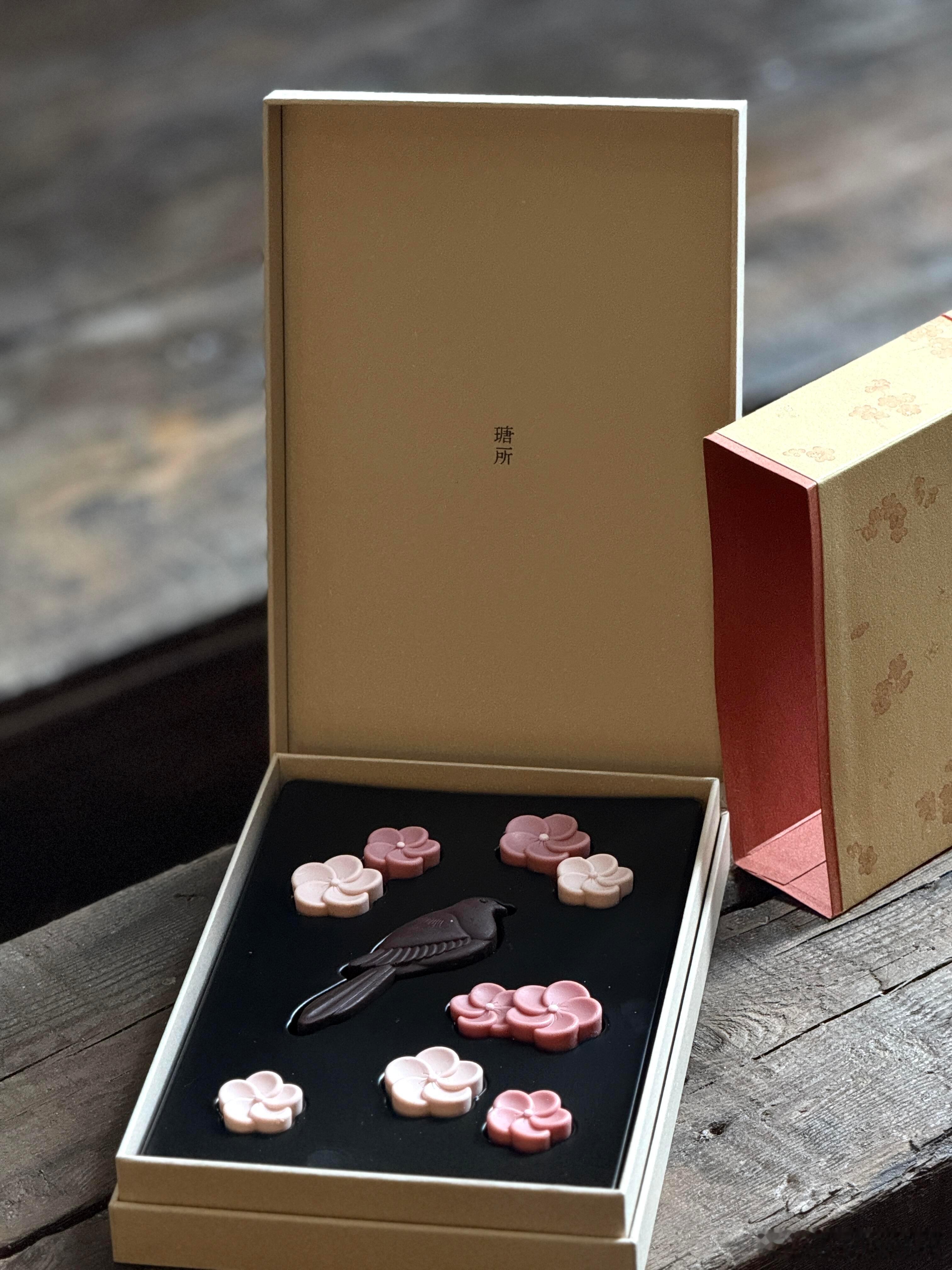 逐玉的伴手礼看起来好贵啊！好看又寓意好，北京能买到，有谁想吃张凌赫逐玉庆功宴发言