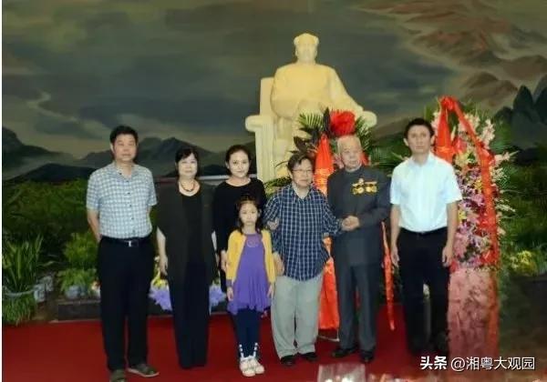 这是王景清去世前和家人在毛主席纪念堂拍的照片！

和王景清拉着手的老人，就是他的