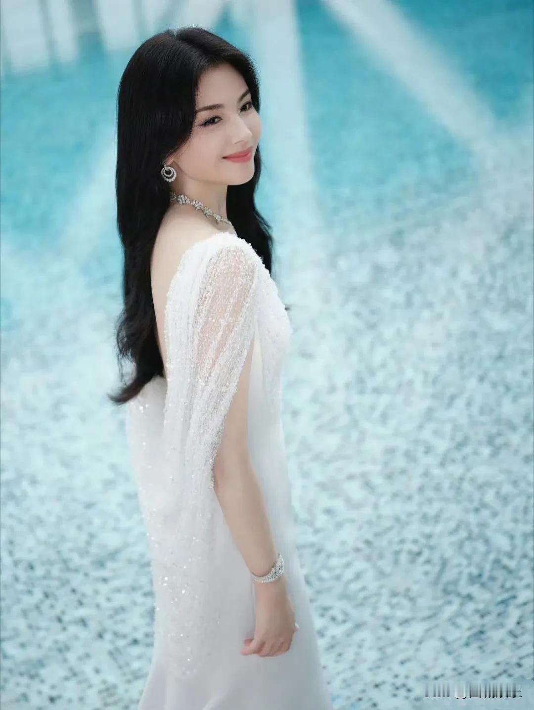 @刘涛   这组水边大片又美出了新高度。白色长裙太衬，气质了！腰间褶皱细节超加分