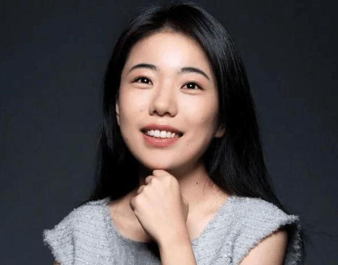 蒋方舟和贾浅浅，前后脚栽了。

7月13日，人大撤销蒋方舟硕士学位。紧接着，贾浅