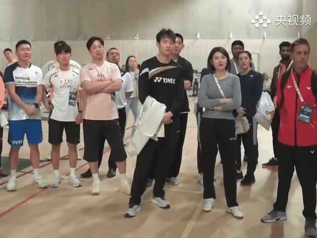 2025年羽毛球世锦赛赛事集锦 李诗沣和翻译姐姐在热身场观看石宇奇的半决赛👀?