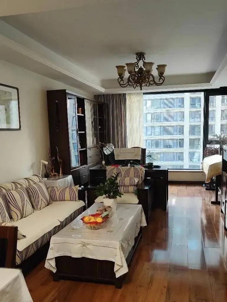 刷到个帖子说中年人就该少出门多宅家，底下八亿人点赞。
我看了眼自己，下班推掉饭局