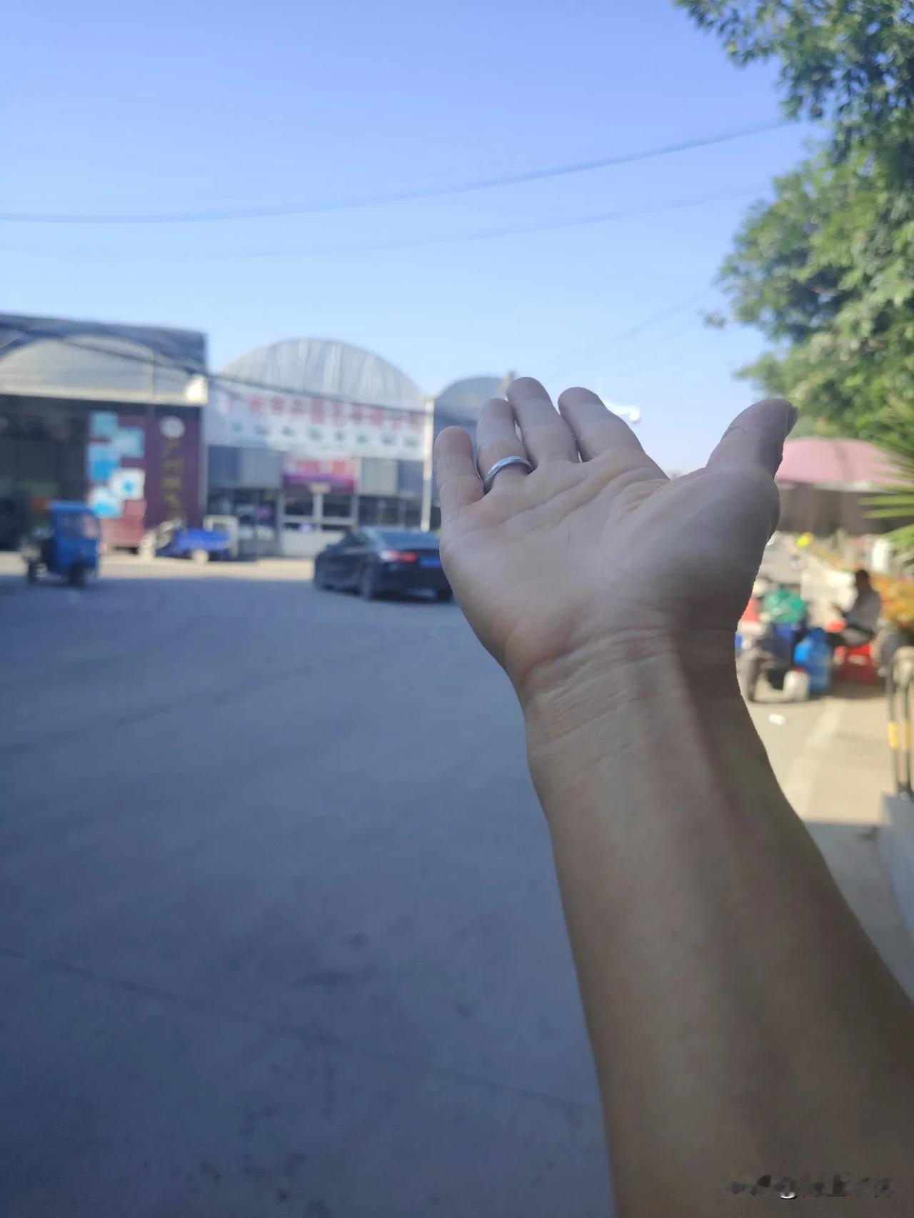 都说看一个女人过得幸不幸福，就看她的这一双手。
有福之人的一双手是细皮嫩肉的，又