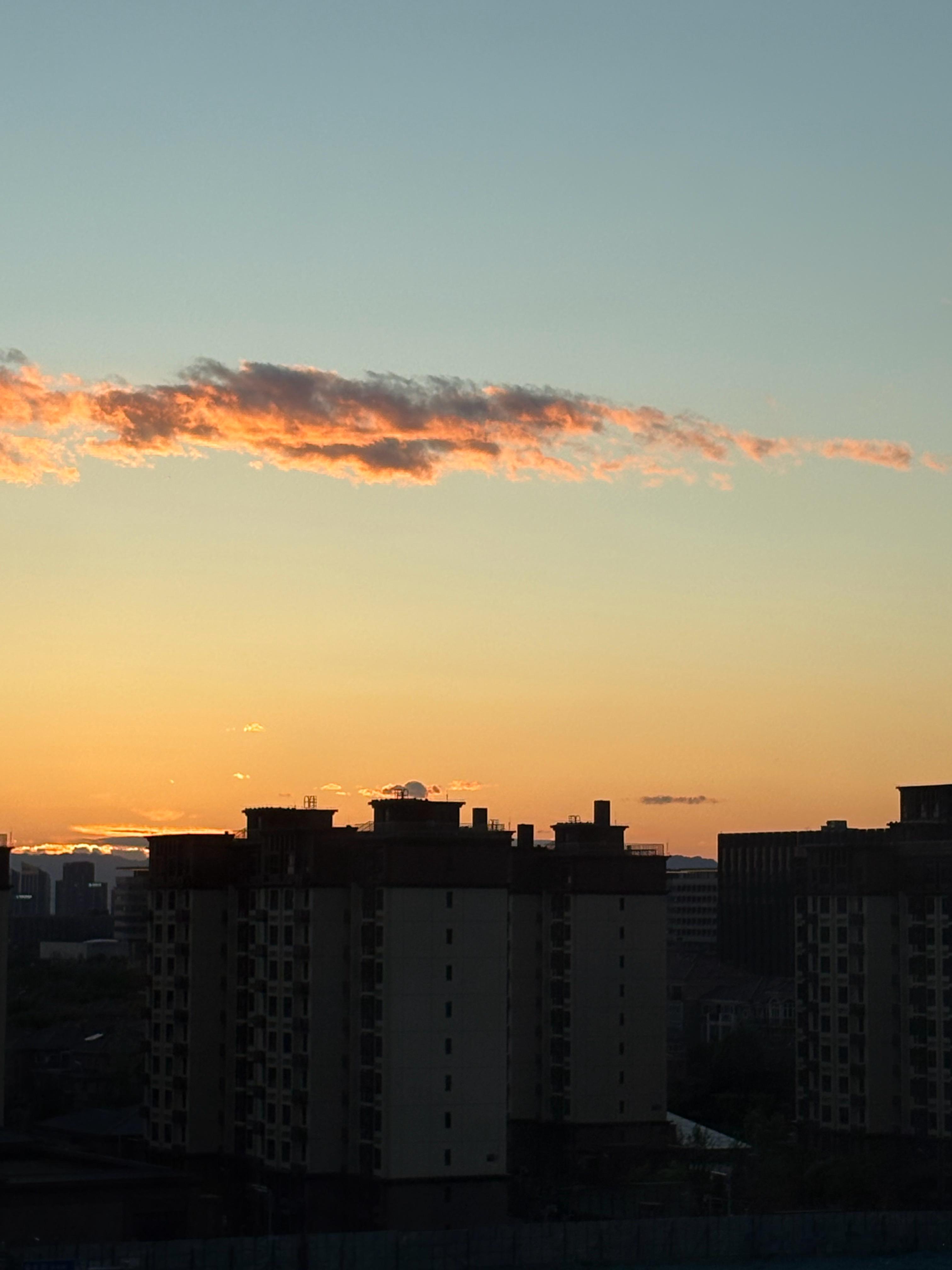 生活手记 昨天傍晚，偶然抬头望向窗外，就幸运邂逅了美丽的晚霞，捕捉下这美好瞬间，