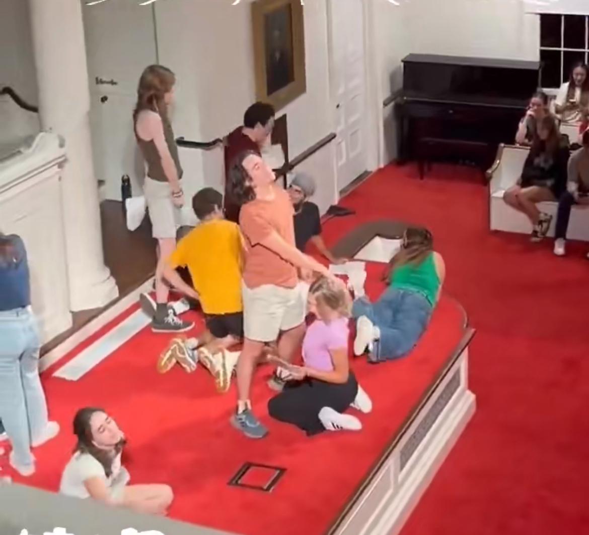 美国本科阿默斯特学院学费9万美元，新生入学指导课跌掉下巴，新生被要求在台上做不雅