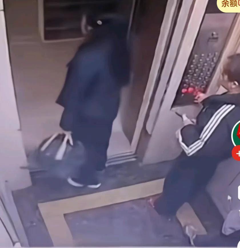早高峰女子霸占电梯门等人，电梯内另一女子看不惯一把把女子推了出去，
女子转身不甘